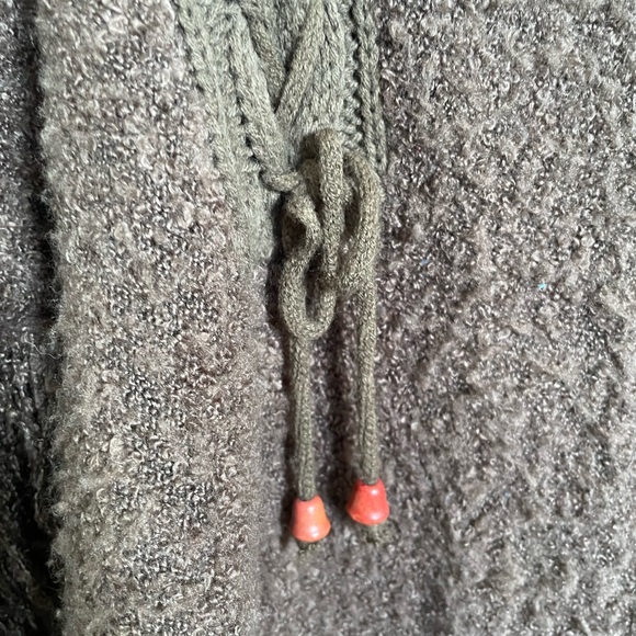 Alyafoi Sweater - Picture 4 of 16